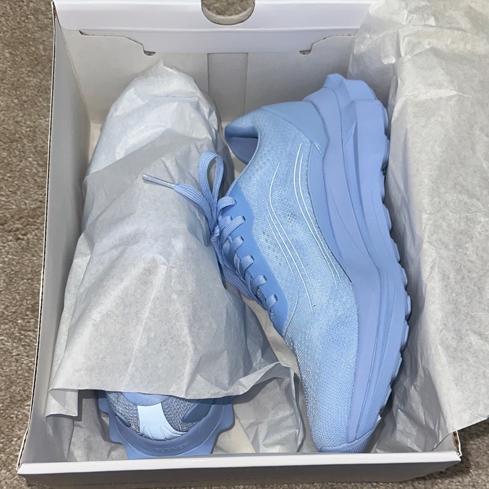 🆕 Alo Runners in Seashell Blue 🆕